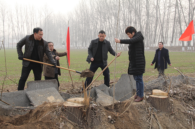 博農(nóng)集團(tuán)領(lǐng)導(dǎo)、基層黨政負(fù)責(zé)人等同志積極參加植樹活動(dòng)